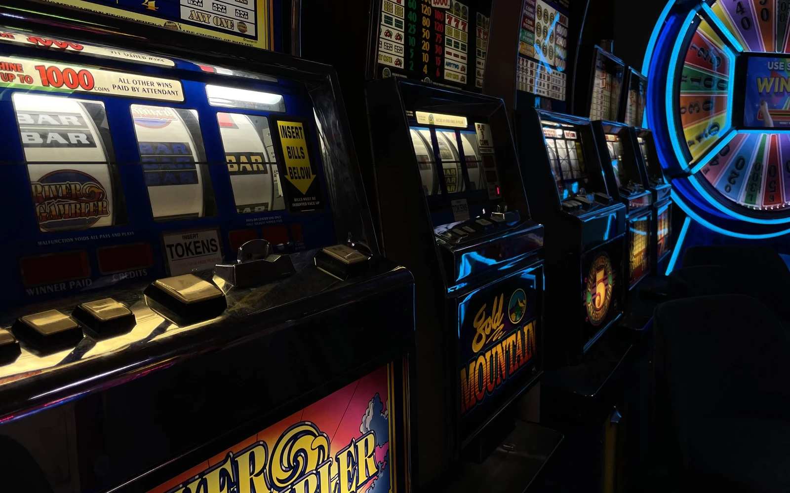 Tampilan hiburan reel berwarna di PIONTOGEL
